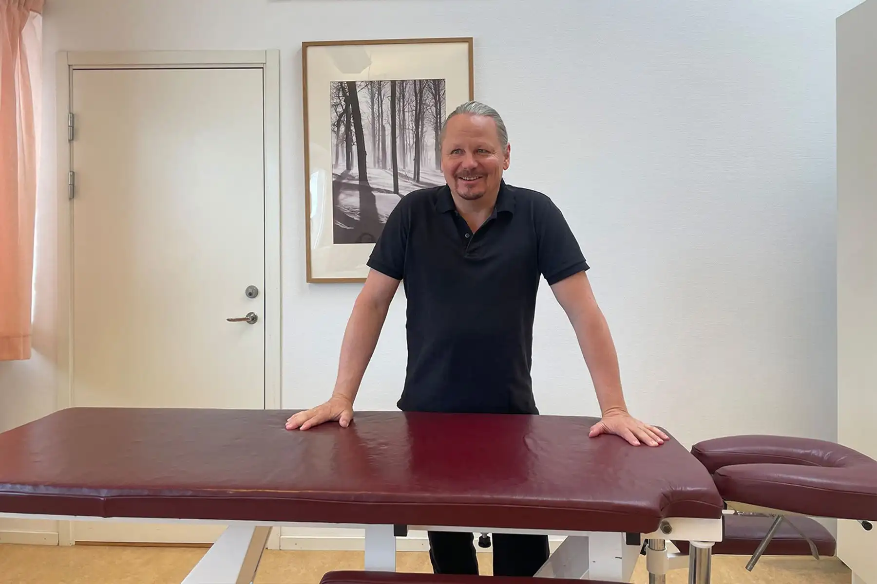 Kiropraktor Carl Uddén i behandlingsrummet på City Kiropraktik i Västerås