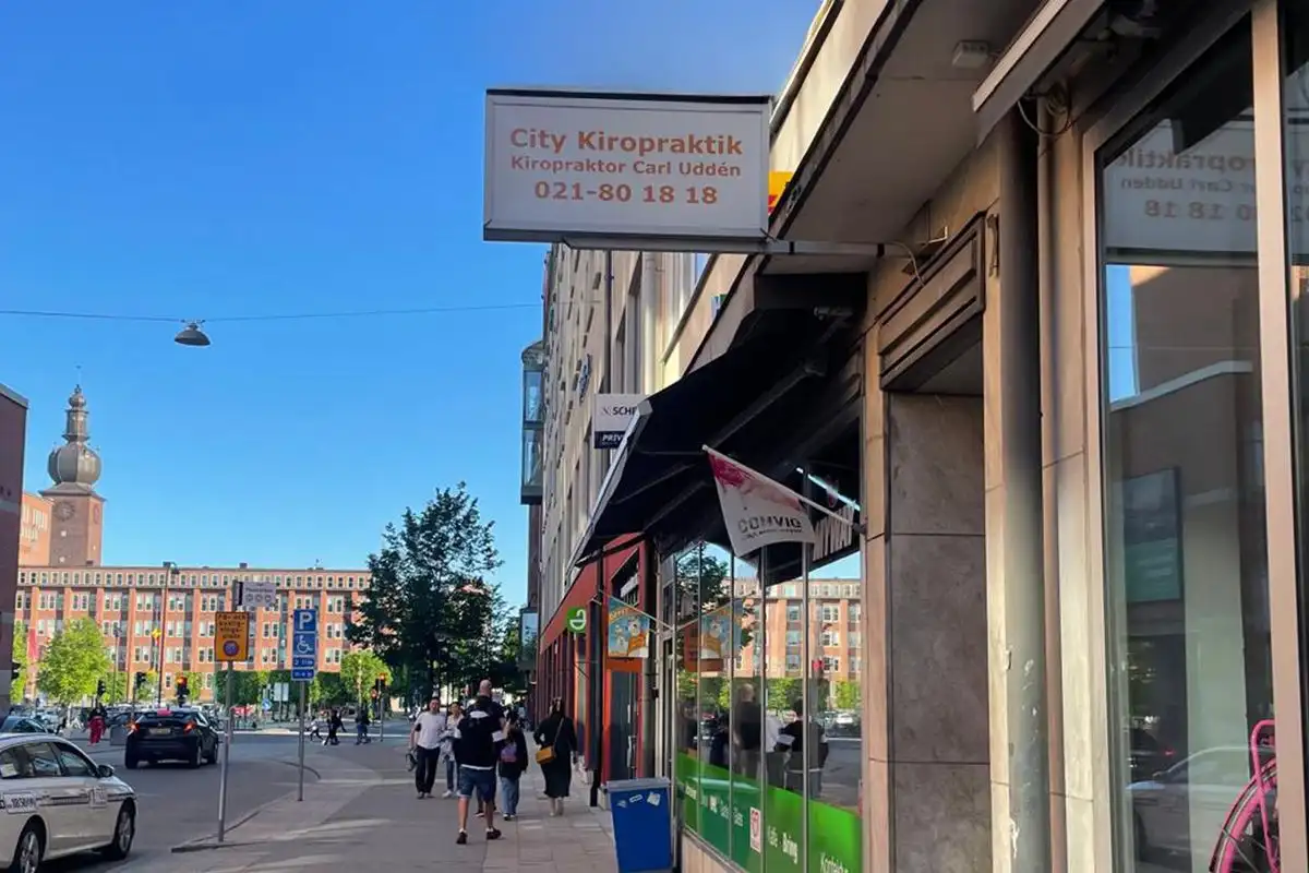 Entrén till City Kiropraktik på Kopparbergsvägen 19 i centrala Västerås
